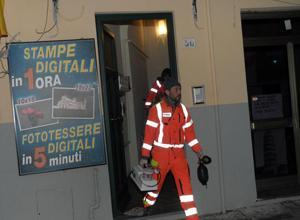Si uccide in casa a 29 anni con 15 coltellate alla gola