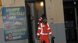 Si uccide in casa a 29 anni con 15 coltellate alla gola