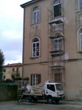 Scuola Carducci, iniziata la riparazione del tetto