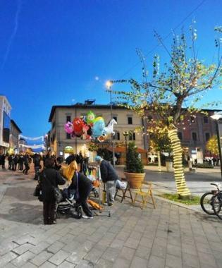 Il corso Matteotti con alcuni alberi illuminati       