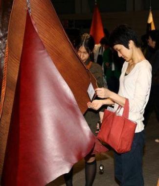 Uno stand allestito a Tokyo dal Consorzio pelle conciata al vegetale 
