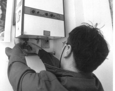 Un tecnico durante lopera di controllo di una caldaia  