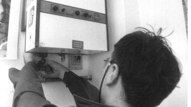 Un tecnico durante l’opera di controllo di una caldaia