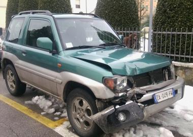 Lauto danneggiata dai ladri che si sono dati alla fuga dopo essere stati scoperti dai carabinieri    