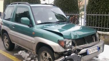 L’auto danneggiata dai ladri che si sono dati alla fuga dopo essere stati scoperti dai carabinieri