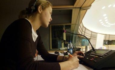 Una interprete al lavoro (foto darchivio)     