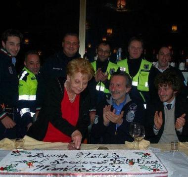 Il taglio della torta alla cena degli auguri 