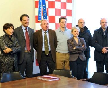 Foto di gruppo per sindaco, assessori e giornalisti 