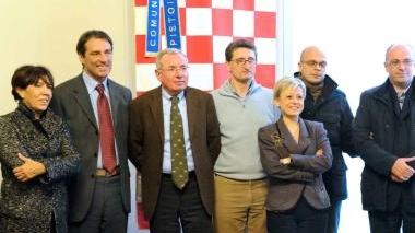 Foto di gruppo per sindaco, assessori e giornalisti