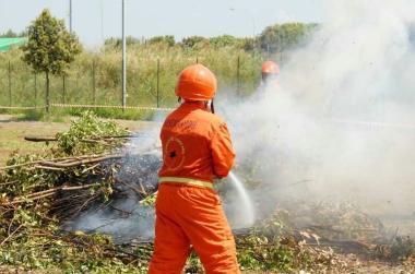 Un volontario durante lo spegnimento di un rogo    