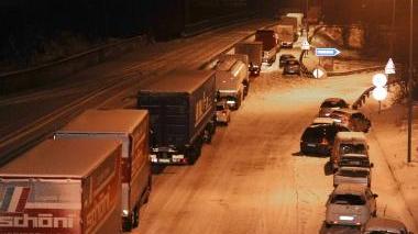 La coda di auto sulla Fi-Pi-Li a causa della nevicata