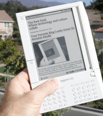 Un lettore di e book i libri in formato elettronico   