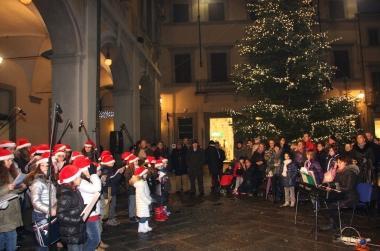 Il coro di voci bianche si &egrave; esibito anche ieri in piazza del Comune 