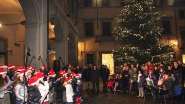 Il coro di voci bianche si è esibito anche ieri in piazza del Comune