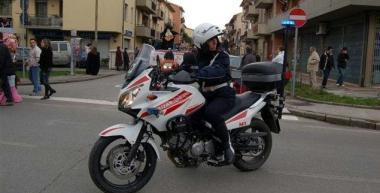 Un vigile urbano in motocicletta
