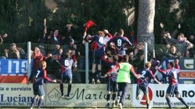 <b>L’ultima gioia.</b> La vittoria nel derby a Rosignano lo scorso marzo