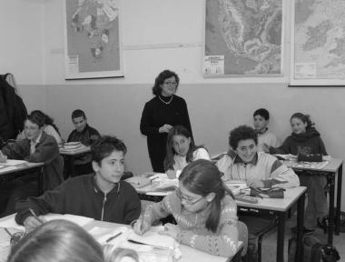 Ragazzi a lezione in una classe 