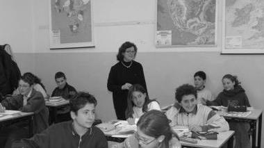 Ragazzi a lezione in una classe