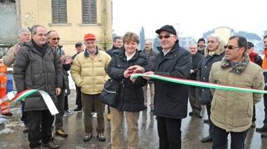 Il momento del taglio del nastro per la riapertura di via di Brana Sotto, gli operai del Consorzio Ombrone spalano la neve ancora rimasta sul Ponte dei Baldi