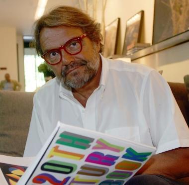 Sopra il fotografo Oliviero Toscani; a sinistra Andrea Ghizzani  