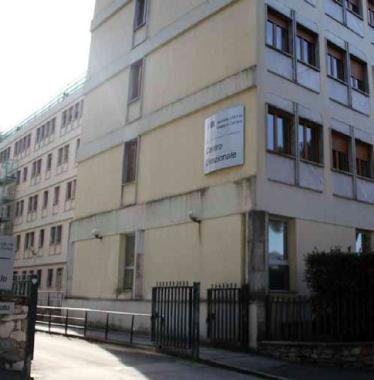 La sede amministrativa dellAsl e, sotto, Lucio Barani 