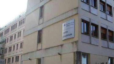 La sede amministrativa dell’Asl e, sotto, Lucio Barani