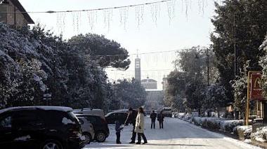 A destra viale Verdi a Montecatini completamente imbiancato Sotto i più contenti, i bambini che hanno trasformato la neve giocare in uno spazio per giocare