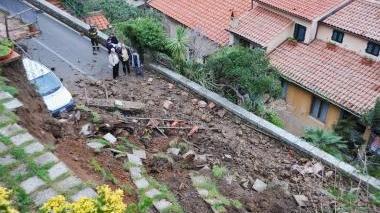 Alcune immagini del crollo del muro di contenimento lungo la strada provinciale: i detriti hanno distrutto tre auto