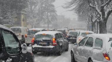 Auto bloccate lungo i viali per il caos-neve (Vip)