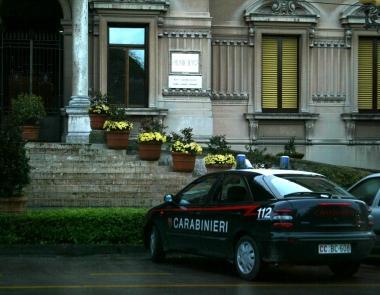 Larrivo dei carabinieri in municipio nel dicembre 2003 e, sotto, Oliviero Zavagli 