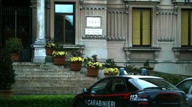 L’arrivo dei carabinieri in municipio nel dicembre 2003 e, sotto, Oliviero Zavagli