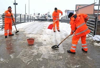 Operai al lavoro. A sinistra Tuci e (in secondo piano) Berti 