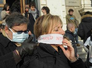Docenti imbavagliati per protesta Studenti, feste per pagare le spese legali