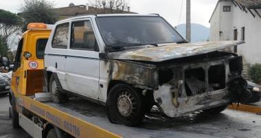 Lauto andata a fuoco e il negozio a SantAnna (Vip) 