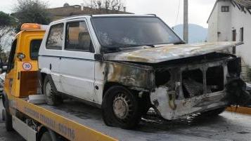 L’auto andata a fuoco e il negozio a Sant’Anna (Vip)