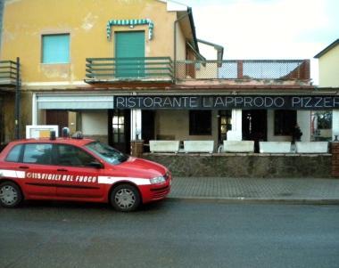 I pompieri davanti al ristorante 