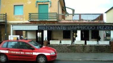 I pompieri davanti al ristorante