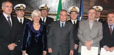 Il prefetto Domenico Mannino al centro fra il provveditore Elisa Amato Nicosia e il cav. Marzino Macchi 