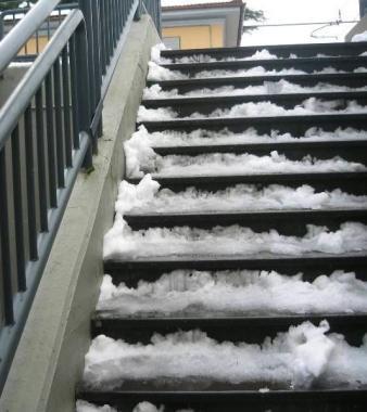 A sinistra la scala della stazione ricoperta di ghiaccio 