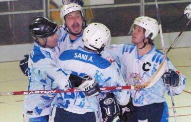 Labbraccio fra i giocatori dellHockey Empoli dopo un gol segnato 