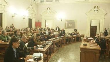 Consiglio e giunta durante una seduta nel salone consiliare di Palazzo Civico