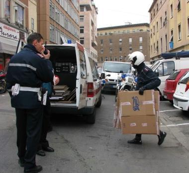 Vigili urbani impegnati nella zona del mercato  