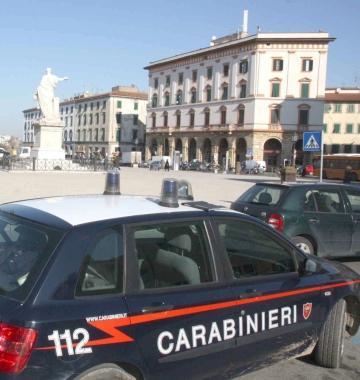 I carabinieri durante unoperazione in piazza della Repubblica (foto archivio)  