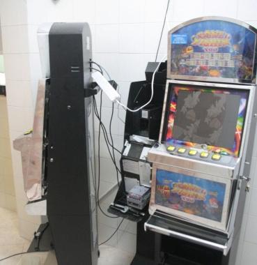 Due i colpi messi a segno per rubare i soldi dalle slot-machine (foto archivio) 