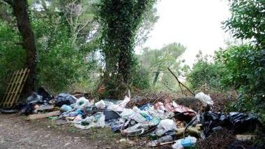Al centro Peter D’Ascenzo e Luca Tacchi (Pdl) indicano un cumulo di cartongesso non smaltito. Ai lati due discariche abusive in via del Tirreno