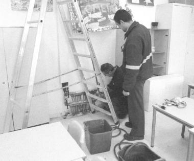 Tecnici al lavoro per riparare i termosifoni (foto di archivio) 