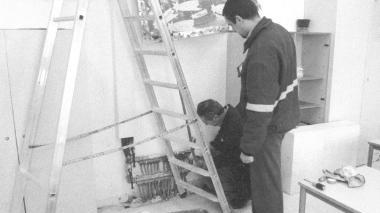 Tecnici al lavoro per riparare i termosifoni (foto di archivio)