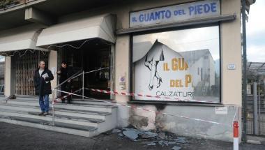 Auto in fiamme contro un negozio a Sant'Anna