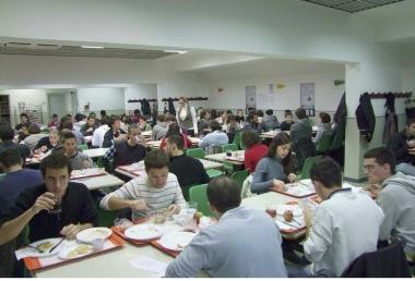 Studenti universitari alla mensa 