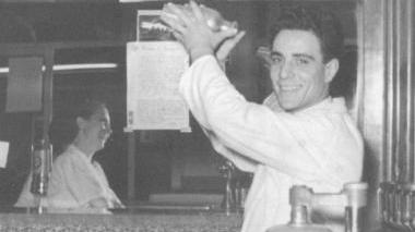 Un barista d’altri tempi mentre prepara una bevanda shakerata